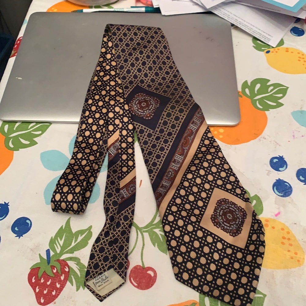 A men’s tie all silk made in Italy no box dry clean